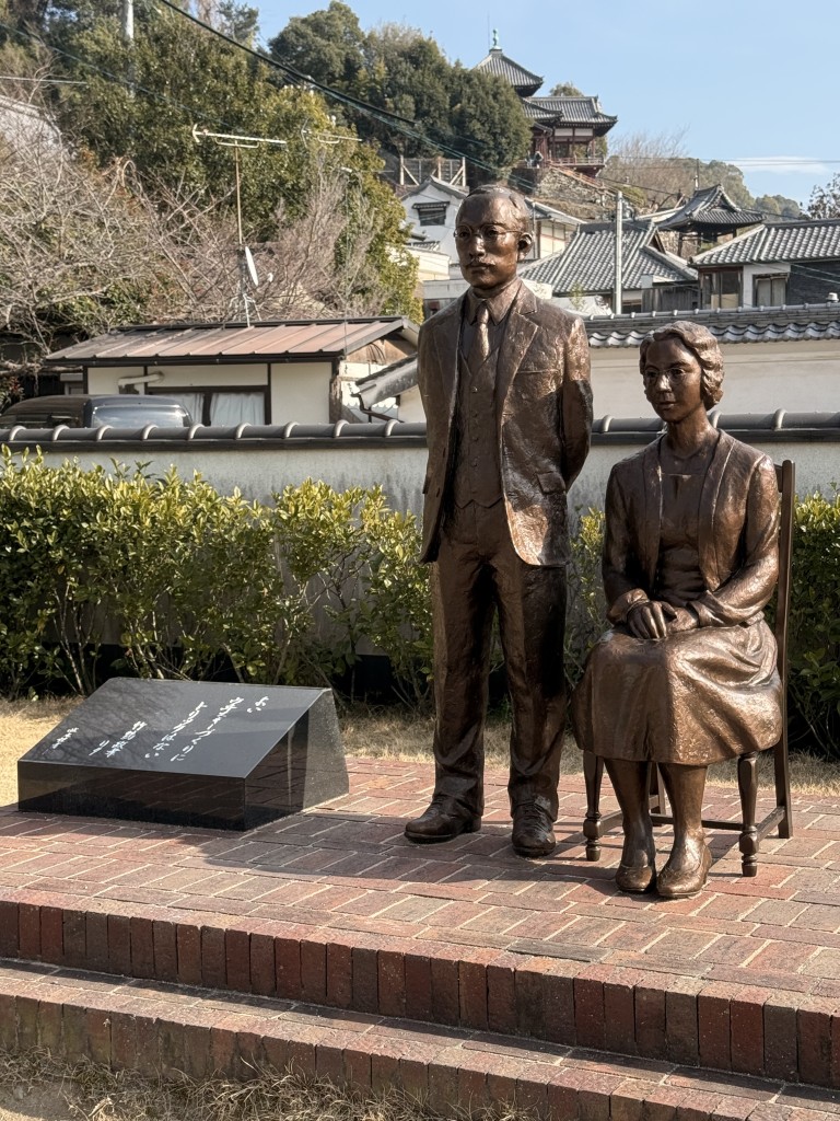 マッサンのモデル 夫妻の銅像